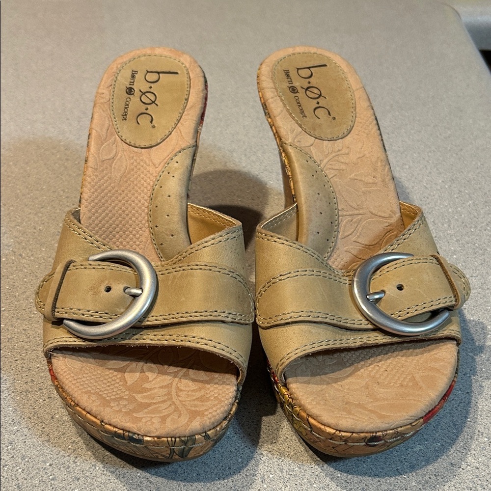 b.o.c. Sz9 Beige Buckle Wedge Sandal with Printed Floral Color 3.5 “ Wedge Heels
